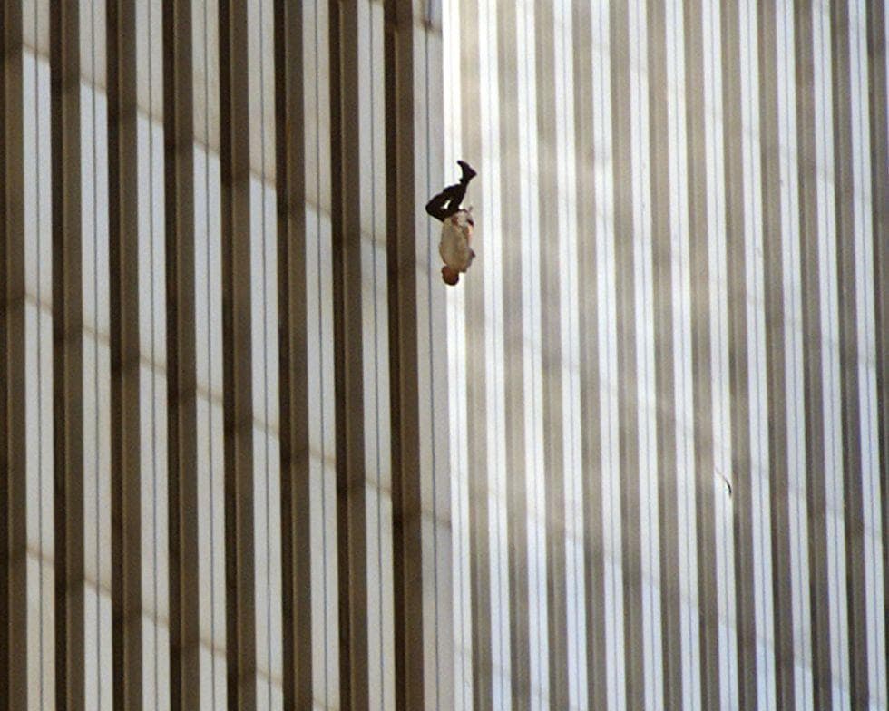 Um homem salta do World Trade Center para a morte, durante os ataques de 11 de setembro de 2001. Fotografia conhecida como The Falling Man